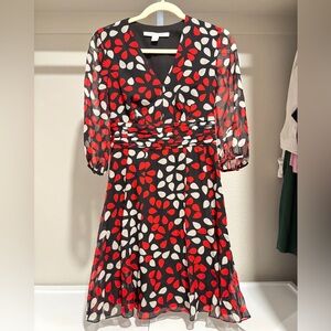DVF size 0 Floral Print V-Neck A line Silk Dress
Diane von Furstenberg